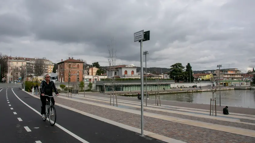 Uno dei due cartelli piantati nel cemento nella foto scattata da Katia Bonaventura