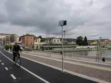 Uno dei due cartelli piantati nel cemento nella foto scattata da Katia Bonaventura