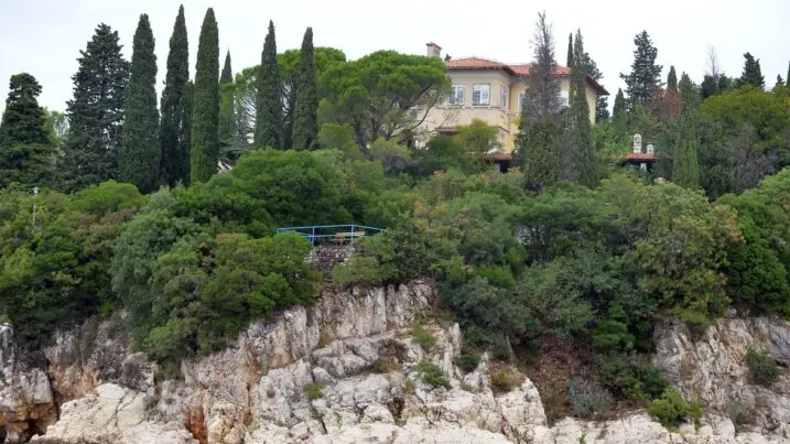 L’esterno di Villa Svežanj quasi a picco sul mare (foto Novi list)