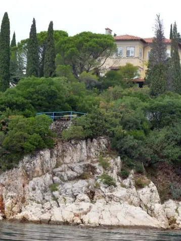 L’esterno di Villa Svežanj quasi a picco sul mare (foto Novi list)
