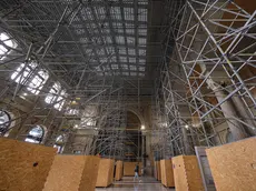 Nelle foto di Massimo Silvano le gigantesche impalcature nell’atrio monumentale e uno dei grandi corridoi della stazione, tristemente privo di attività commerciali. Una veduta esterna dell’edificio e i ponteggi metallici delle impalcature proprio davanti all’ingresso della storica tabaccheria. Un desolante biglietto da visita