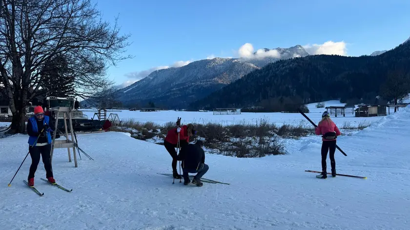 Alcuni sciatori imboccano la pista transfrontaliera
