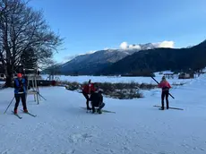 Alcuni sciatori imboccano la pista transfrontaliera