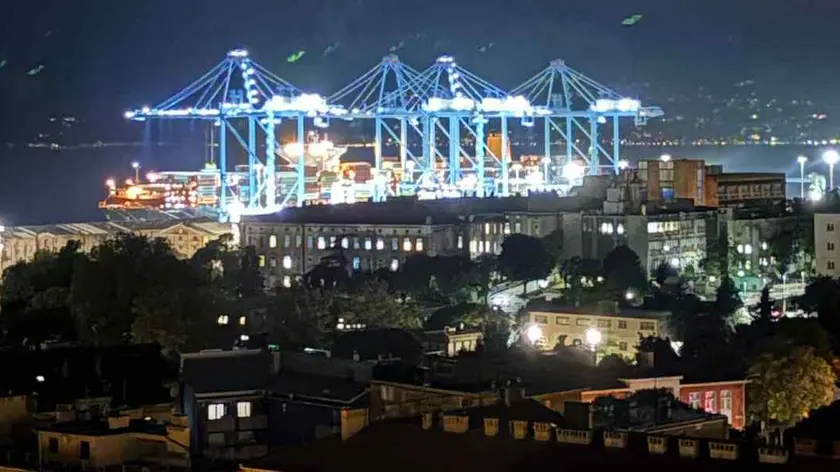 Una veduta notturna degli scali container di Fiume