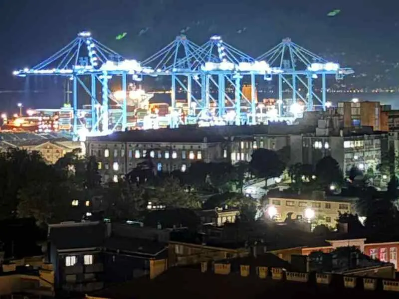Una veduta notturna degli scali container di Fiume