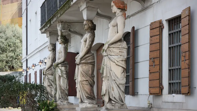 Le quattro Cariatidi del Teatro Armonia finite in via Flavia di Stramare a Muggia. Foto servizio di Andrea Lasorte
