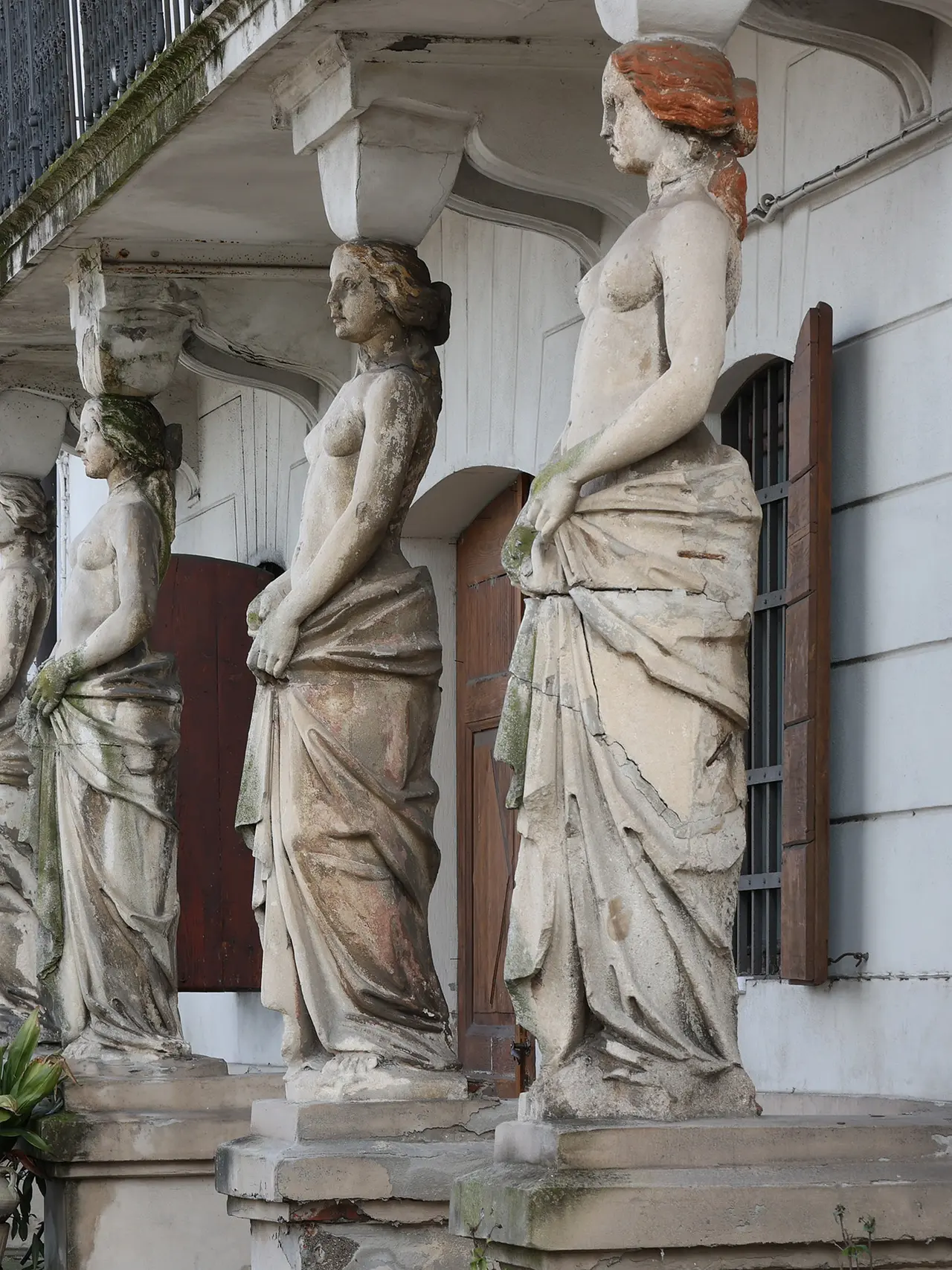 Le quattro Cariatidi del Teatro Armonia finite in via Flavia di Stramare a Muggia. Foto servizio di Andrea Lasorte
