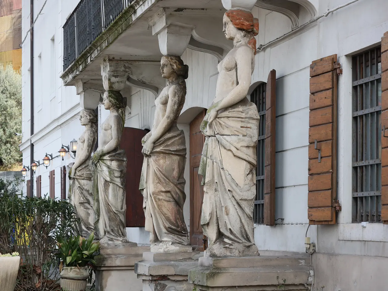 Le quattro Cariatidi del Teatro Armonia finite in via Flavia di Stramare a Muggia. Foto servizio di Andrea Lasorte