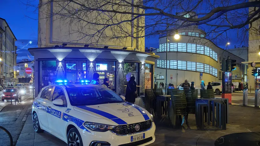 Controlli della Polizia locale in largo Barriera foto Massimo Silvano