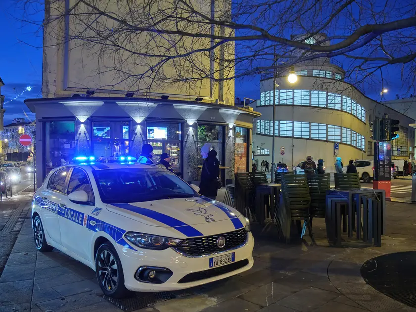 Controlli della Polizia locale in largo Barriera foto Massimo Silvano