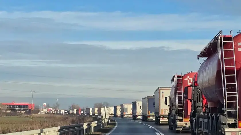 Le lunghe file dei Tir fermi per la protesta alle frontiere tra Paesi balcanici e Unione europea
