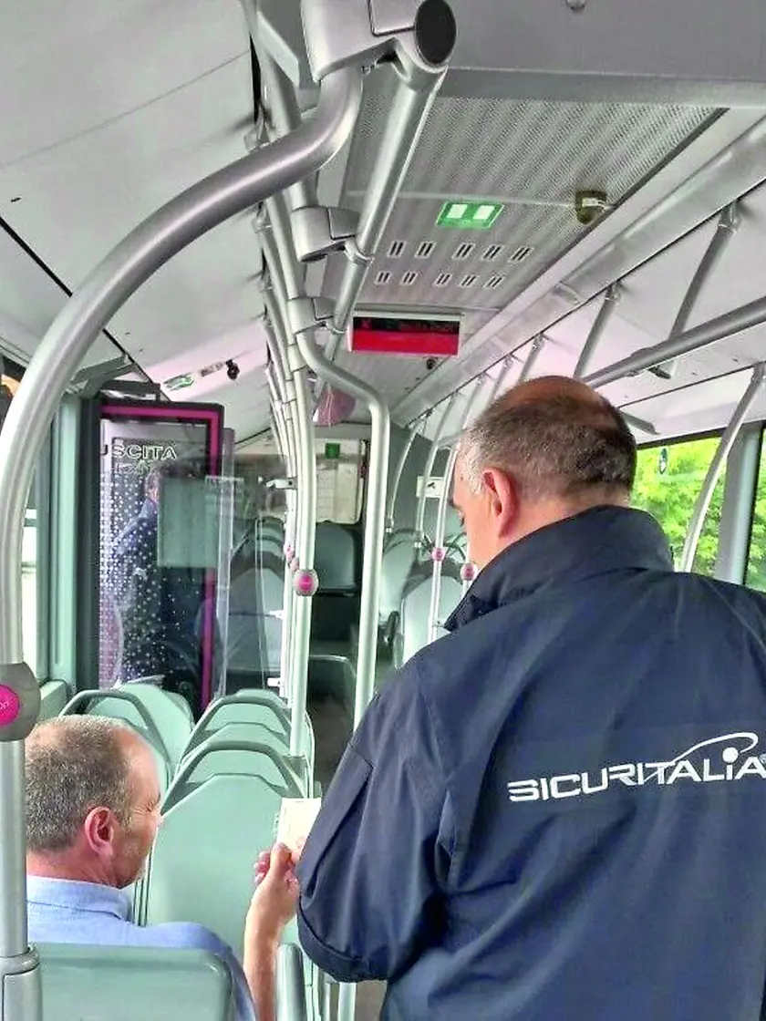 Un controllore di una società esterna verifica il titolo di viaggio di un passeggero di un mezzo di Dolomitibus