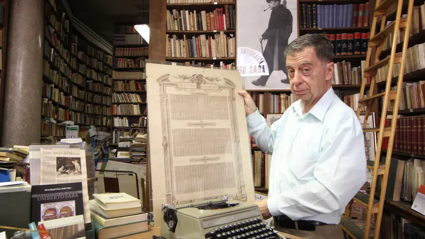Mario Cerne (1942-2025) all’interno della storica libreria Umberto Saba in via San Nicolò a Trieste. Foto di Andrea Lasorte