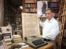 Mario Cerne (1942-2024) all’interno della storica libreria Umberto Saba in via San Nicolò a Trieste. Foto di Andrea Lasorte