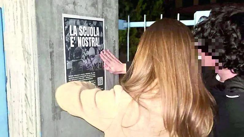 Il manifesto di Azione studentesca contenente il Qr code con il sondaggio al centro del caso