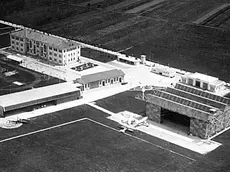 Un’immagine storica dell’aeroporto Duca d’Aosta pubblicata negli anni passati dal gruppo di ricerca storica Isonzo Archivio