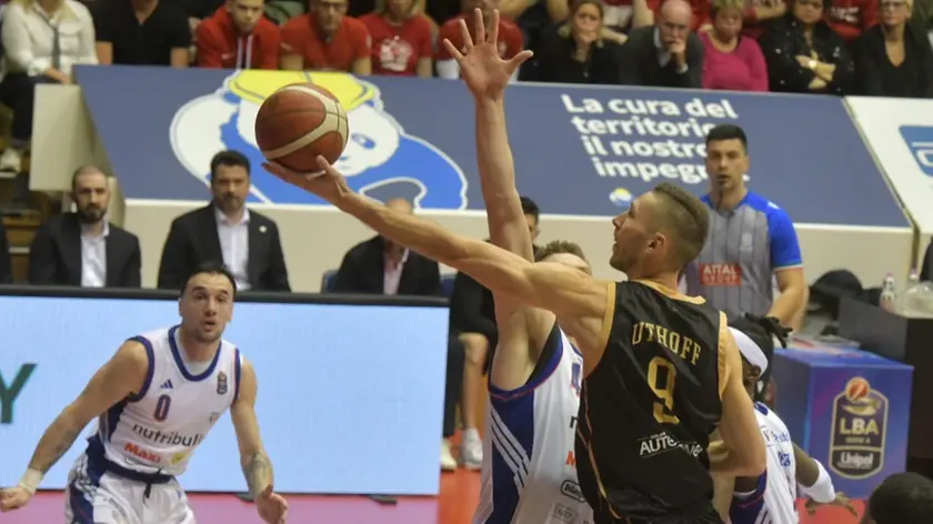 Uthoff sotto canestro (fotoservizio Francesco Bruni)