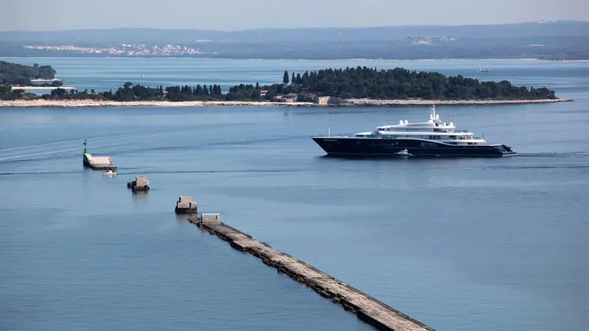 Una veduta della diga foranea di Pola
