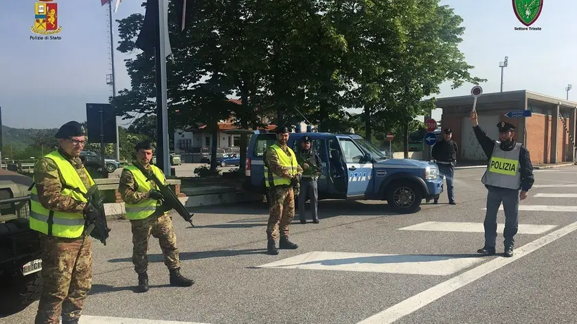 Polizia di frontiera e militari schierati al confine