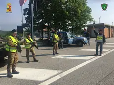 Polizia di frontiera e militari schierati al confine