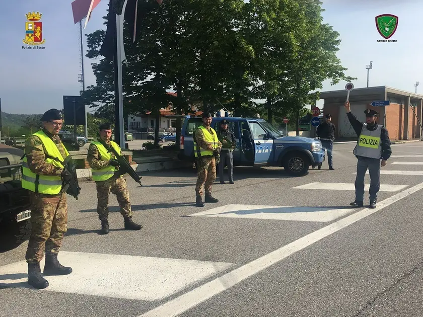 Polizia di frontiera e militari schierati al confine