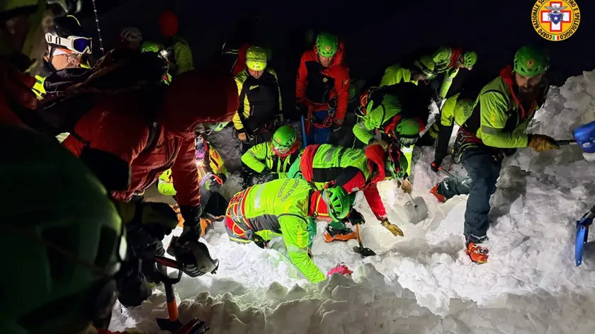 Le ricerche dello scialpinista disperso a Casera Razzo. L’uomo è stato estratto, privo di vita, da sotto un metro di neve