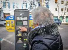 Un’utente al parchimetro(Tibaldi)