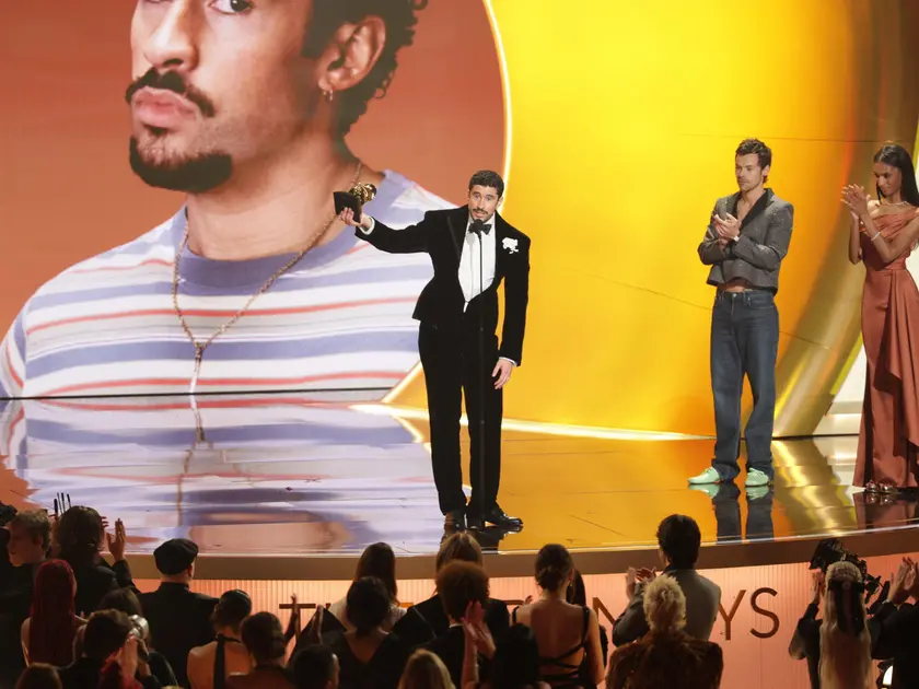 La premiazione di Bad Bunny sul palco del Crypto.com Arena di Los Angeles