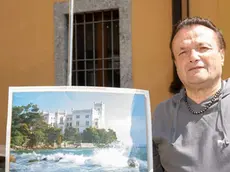 Alessio Fumagalli con una cartolina di Miramare