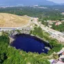 Il pozzo nero di Sovjak in una immagine aerea