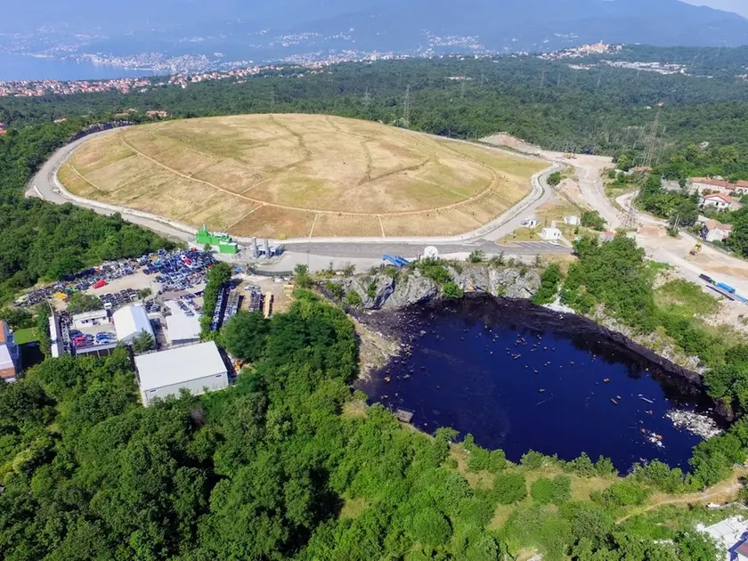 Il pozzo nero di Sovjak in una immagine aerea