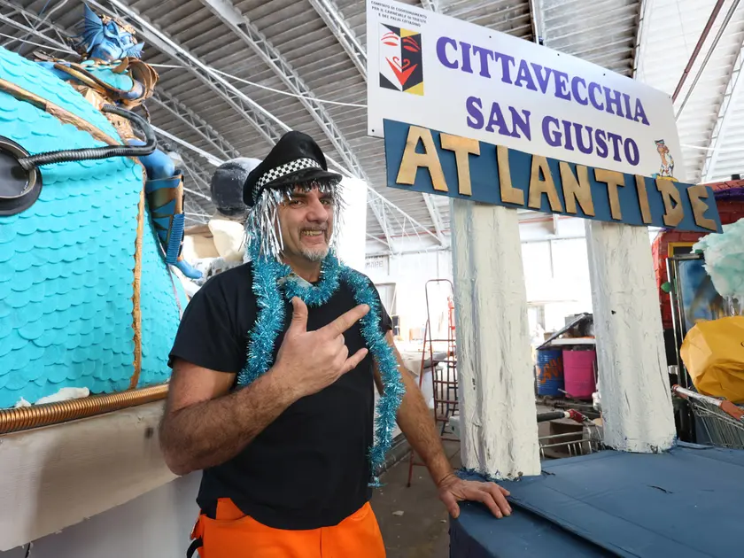 Uno dei volontari di Città Vecchia-San Giusto, la compagnia porterà in sfilata il carro ispirato ad Aquaman “Atlantide” (Lasorte)