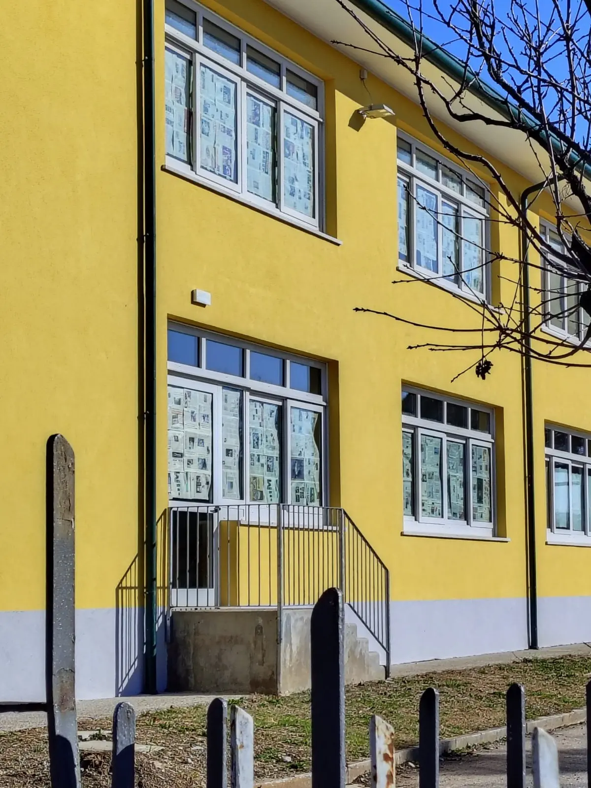 Giornali sui vetri: il rimedio contro il sole alla scuola Ungaretti vista la mancata installazione delle tapparelle