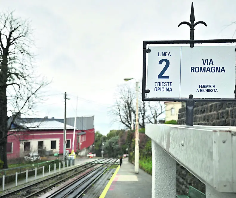 La fermata del Tram di Opicina di via Romagna, vuota dopo l’ultimo stop. Foto Lasorte