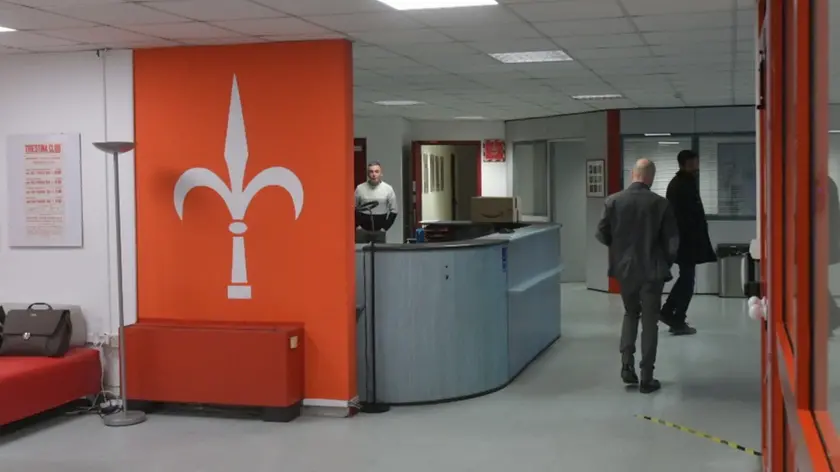 Agenti della Gdf in borghese nella sede della Triestina (foto Bruni)