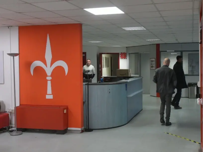 Agenti della Gdf in borghese nella sede della Triestina (foto Bruni)