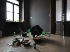 Nelle immagini qui sotto la vita dei migranti all’interno dell’Edificio 118, tra cucine improvvisate e giacigli d’emergenza nelle vecchie stanze di uno dei più pregiati palazzi dell’antico scalo (Lasorte)