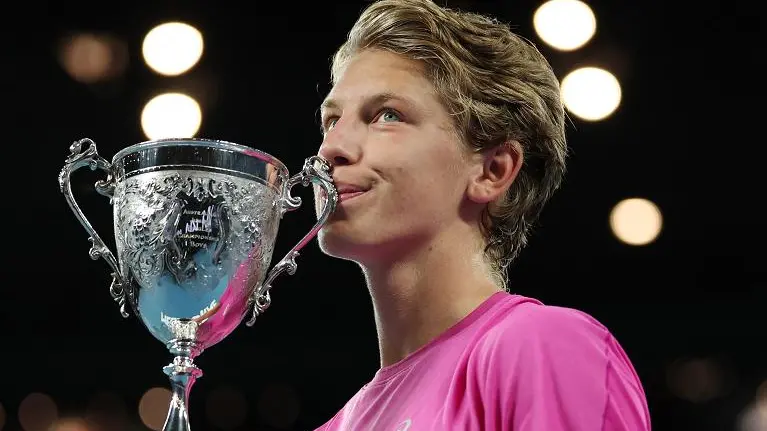 Lo sloveno Žiga Šeško con il trofeo dell'Australian Open 2026 Junior Getty Images