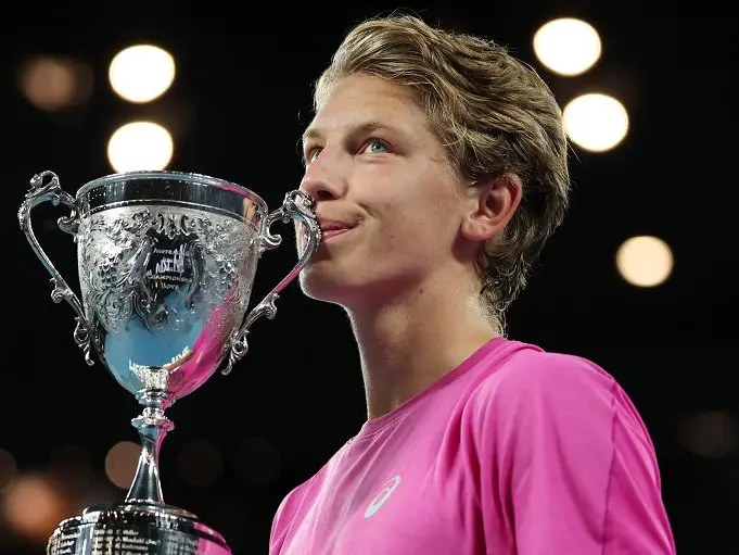 Lo sloveno Žiga Šeško con il trofeo dell'Australian Open 2026 Junior Getty Images