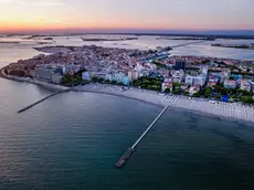 Una veduta aerea di Grado con la spiaggia Git (foto Gianluca Baronchelli)