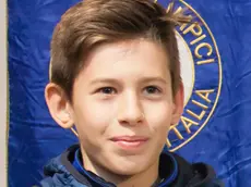 A sinistra Stefano Borghes, a destra il pozzo nel giardino di palazzo Coronini-Cronberg