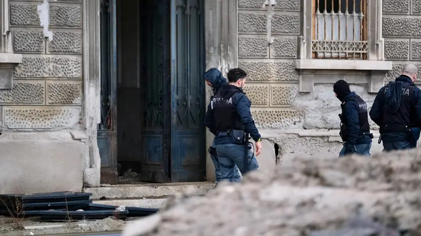 Lo sgombero del magazzino 118 (fotoservizio Massimo Silvano)