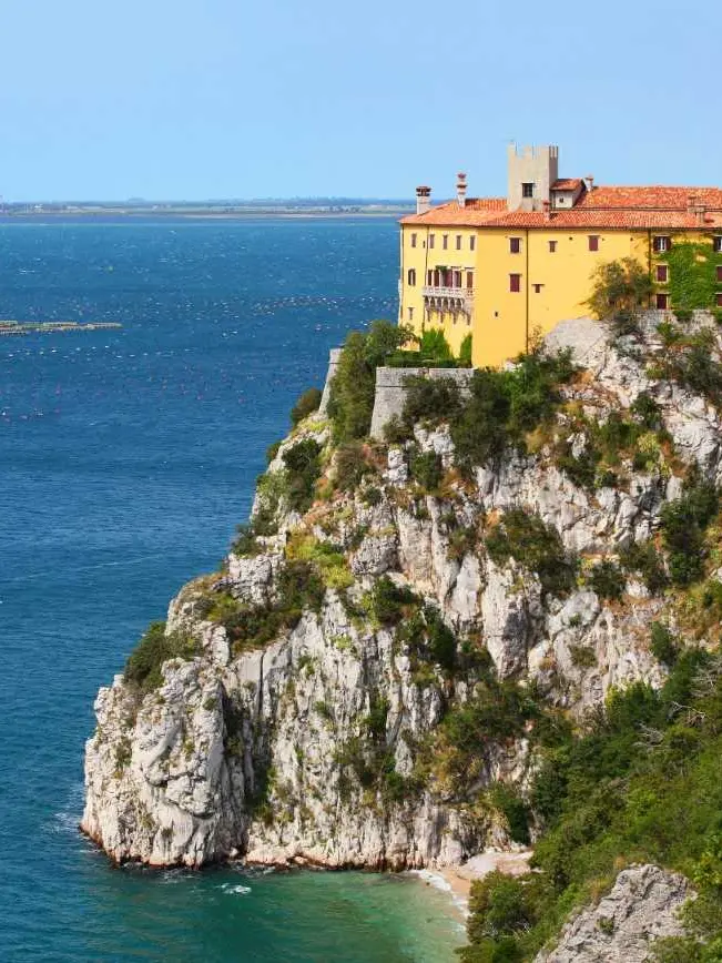 Una veduta del castello di Duino