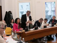 Il capogruppo della Lega Paolo Bearzi mentre dà lettura del documento sui Macro obiettivi 2026