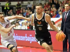 Jarrod Uthoff in azione contro Nymburk (foto Bruni)