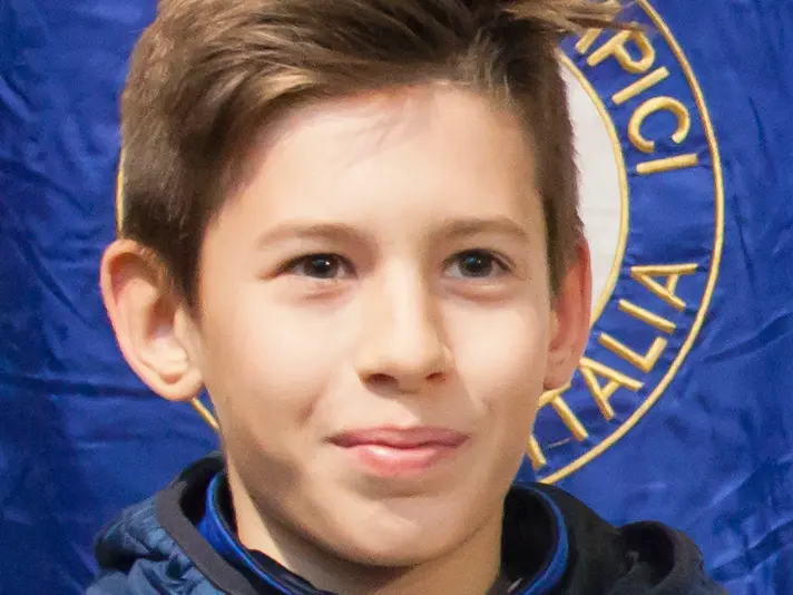 A sinistra Stefano Borghes, a destra il pozzo nel giardino di palazzo Coronini-Cronberg