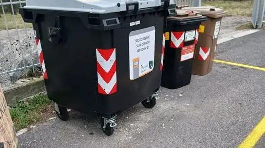 Uno dei contestati cassonetti intelligenti per la raccolta differenziata