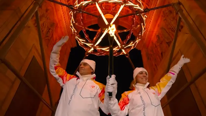 Alberto Tomba e Deborah Compagnoni ultimi tedofori a Milano