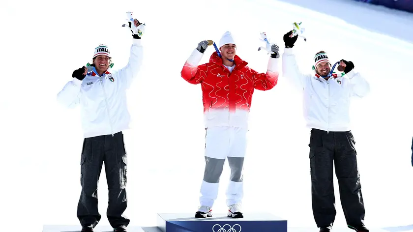 Il podio della discesa libera: Giovanni Franzoni, secondo, il vincitore Franjo von Allmen e terzo Dominik Paris