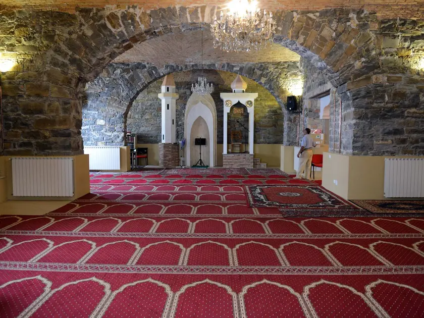 L’interno della moschea Ar-Rayan di via della Maiolica (foto Bruni)